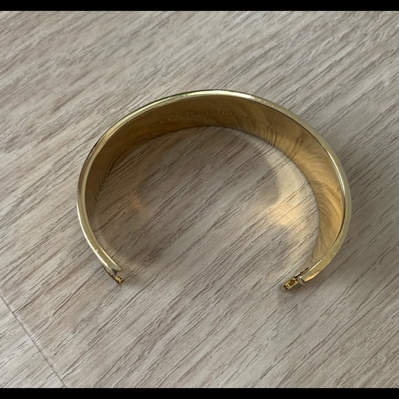 MARC BY MARC JACOBS GOLD BANGLE CUFF BRACELET - Picture 4 of 6